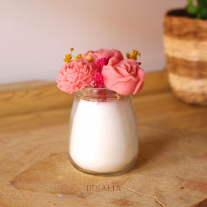 Vela en envase de cristal con rosas